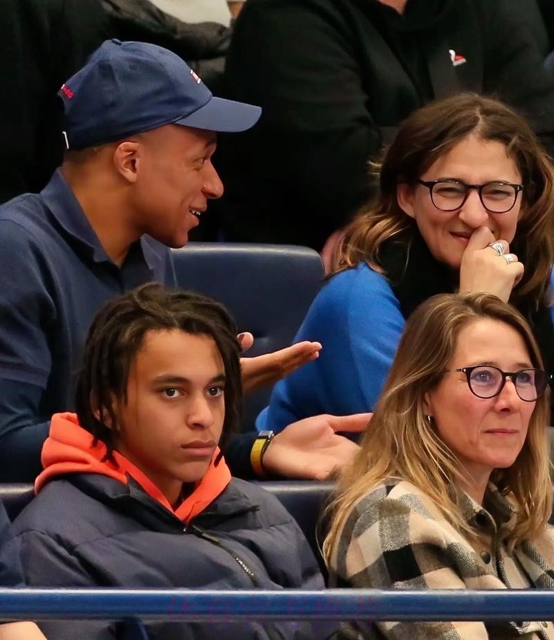 听妈妈的话?姆巴佩母亲担任其经纪人 与皇马开谈 听妈妈的话?姆巴佩母亲担任其经纪人 与皇马开谈